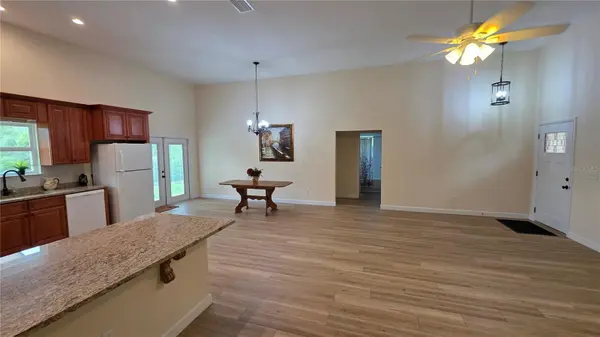 200 HOUR GLASS CIR, Hawthorne, FL 32640