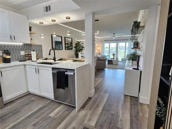 437 CERROMAR LN #424, Venice, FL 34293