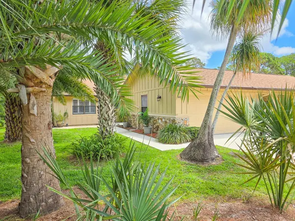 100 SEA PINES CIR, Daytona Beach, FL 32114