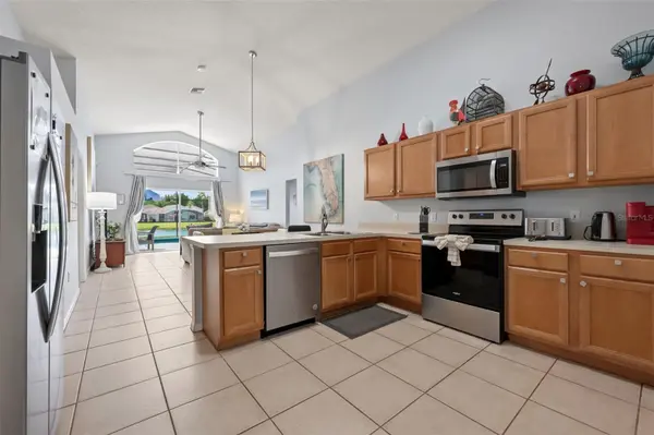 948 LAKE BERKLEY DR, Kissimmee, FL 34746