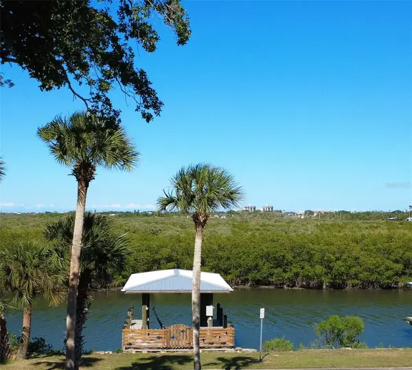 622 N RIVERSIDE DR, New Smyrna Beach, FL 32168