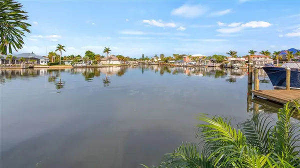 102 E CIRCLE DR, New Smyrna Beach, FL 32169