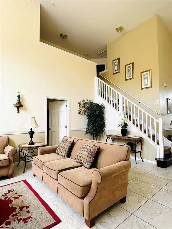 1049 LAKE BERKLEY DR, Kissimmee, FL 34746