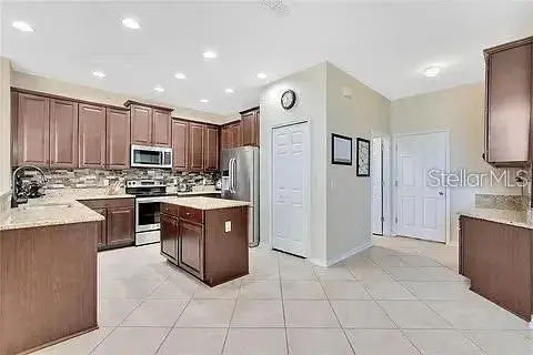 589 BLUE CYPRESS DR, Groveland, FL 34736