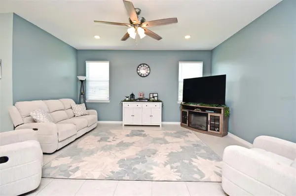 33291 REMBRANDT LN, Sorrento, FL 32776