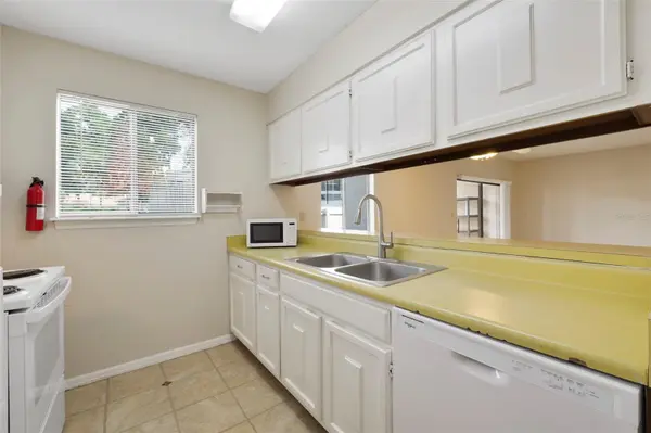 1412 OAK PL #J, Apopka, FL 32712