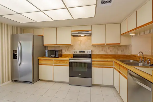 1055 KENSINGTON PARK DR #711, Altamonte Springs, FL 32714