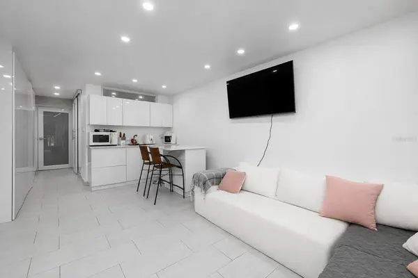 4633 AV. ISLA VERDE #105, Carolina, PR 00979