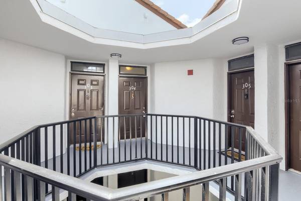 210 LAKE POINTE CONDO FIVE DR #304, Oakland Park, FL 33309