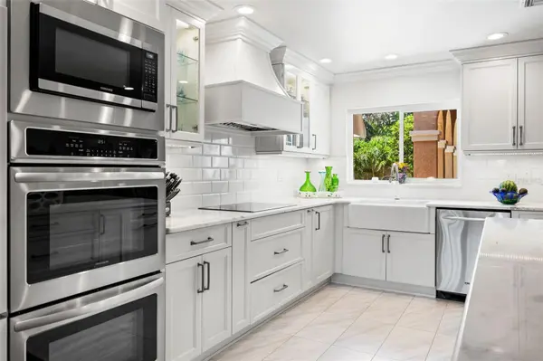 1124 SEVILLE LN NE, St Petersburg, FL 33704