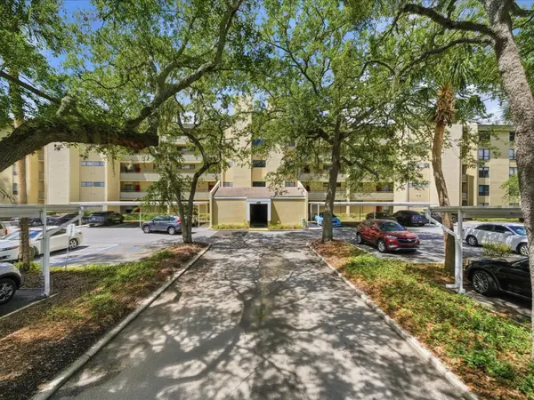 13626 GREENFIELD DR #401, Tampa, FL 33618