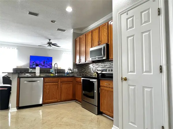 8848 CAMERON CREST DR, Tampa, FL 33626