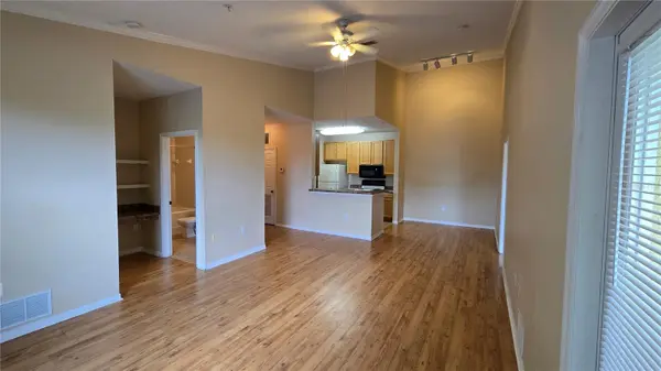 10211 COURTNEY PALMS BLVD #304, Tampa, FL 33619