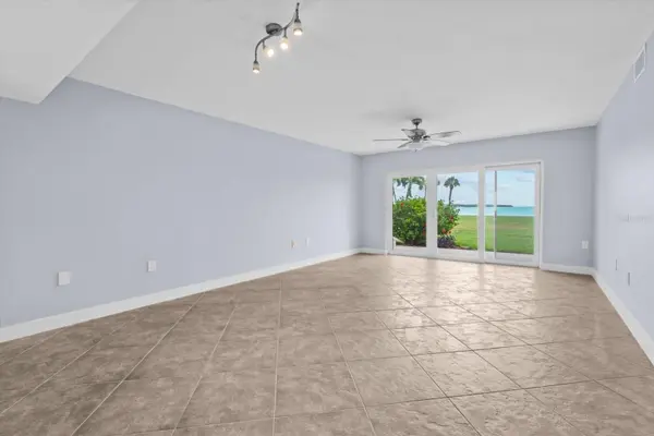 7530 SUNSHINE SKYWAY LN S #T30, St Petersburg, FL 33711