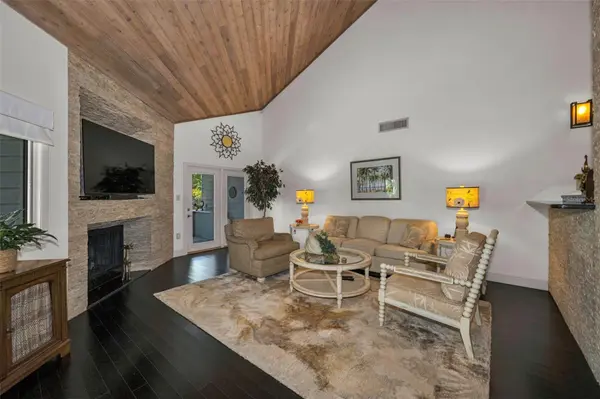 10497 LONGWOOD DR, Seminole, FL 33777