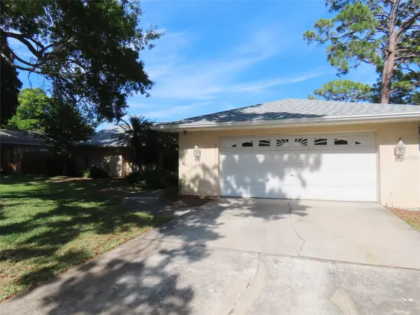 7555 PINE VALLEY LN, Seminole, FL 33776