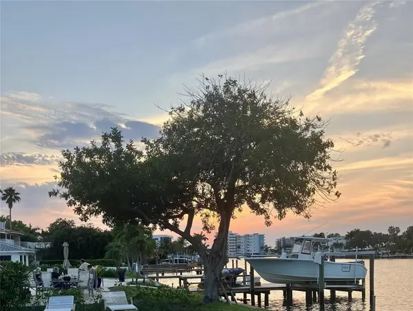 27 DOLPHIN DR, Treasure Island, FL 33706