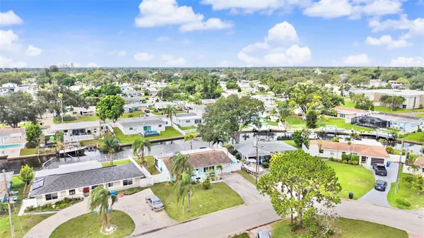 9472 TREASURE LN NE, St Petersburg, FL 33702