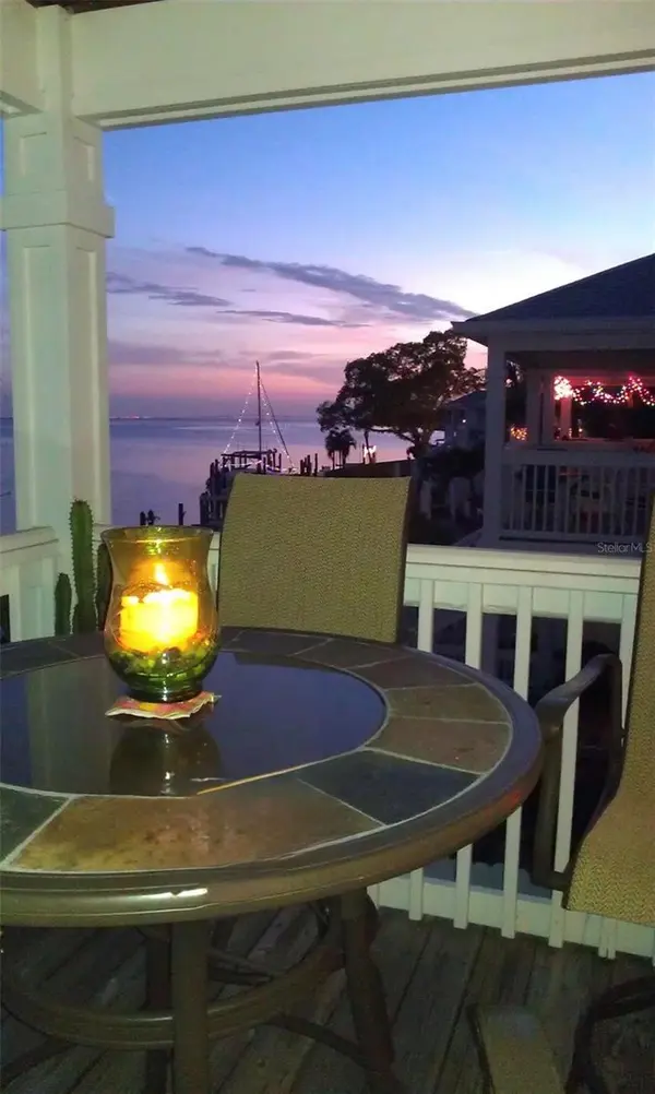 5184 BEACH DR SE #D, St Petersburg, FL 33705