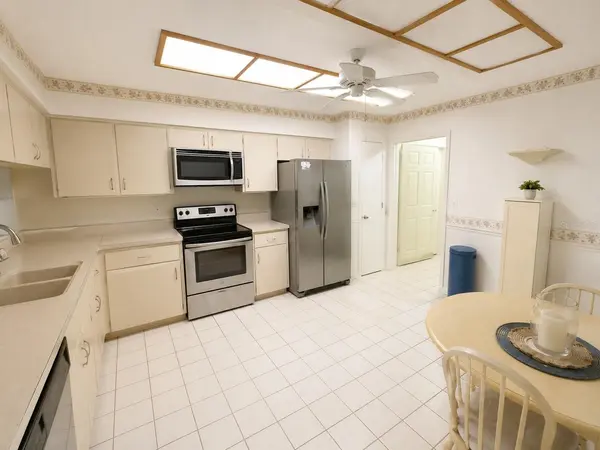 4068 WILSHIRE CIR E #145, Sarasota, FL 34238