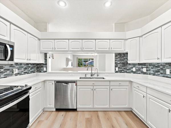1333 LINDENWOOD DR, Tarpon Springs, FL 34688