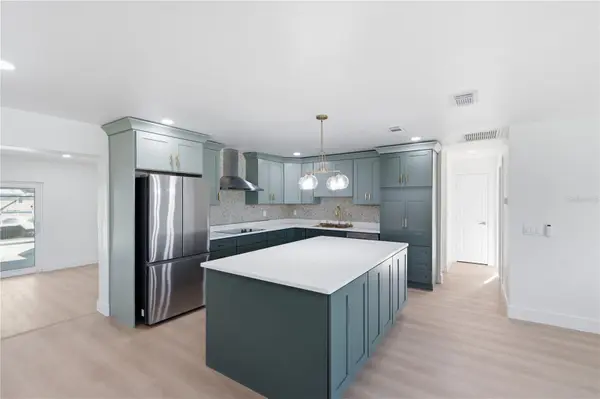 9460 TREASURE LN NE, St Petersburg, FL 33702