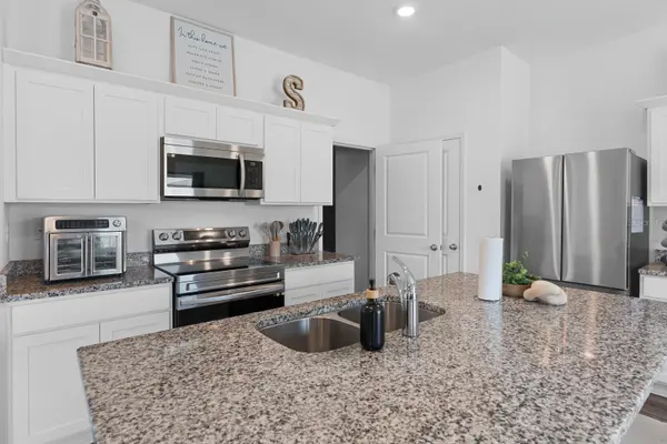 38465 HONEYSUCKLE DR, Dade City, FL 33525