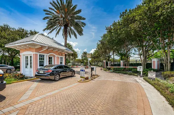 5215 COQUINA KEY DR SE #B, St Petersburg, FL 33705