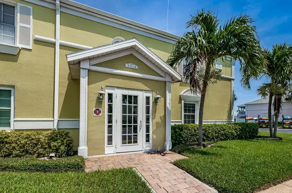 5215 COQUINA KEY DR SE #B, St Petersburg, FL 33705