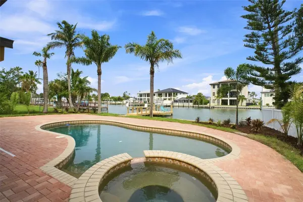 15918 REDINGTON DR, Redington Beach, FL 33708