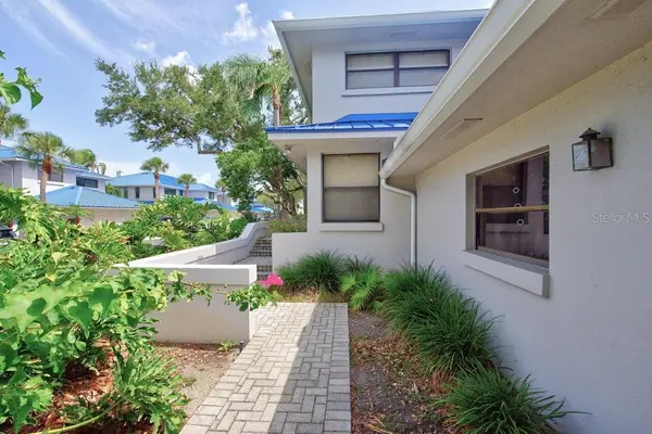 1672 WATERMARK CIR NE, St Petersburg, FL 33702
