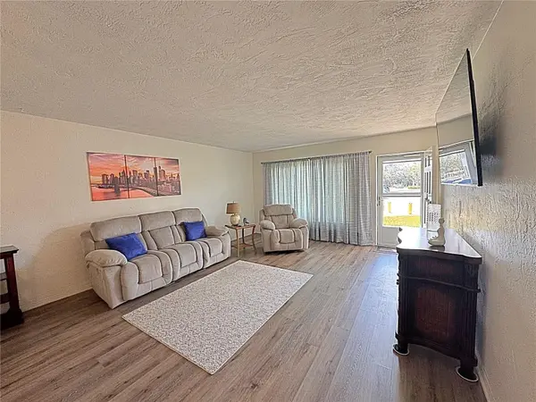 2001 WORLD PARKWAY BLVD #7, Clearwater, FL 33763