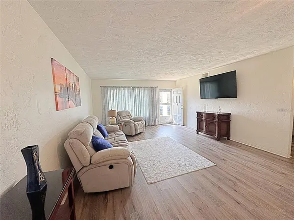 2001 WORLD PARKWAY BLVD #7, Clearwater, FL 33763