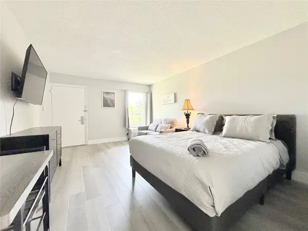 7150 N TAMIAMI TRL #C126, Sarasota, FL 34243