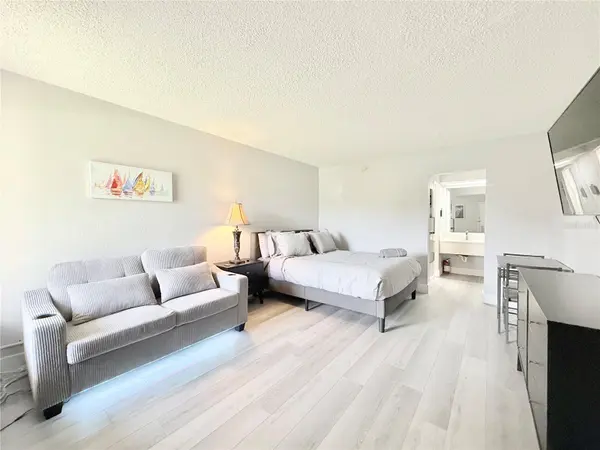 7150 N TAMIAMI TRL #C126, Sarasota, FL 34243