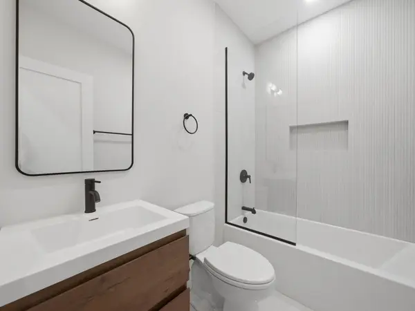 3644 W Cornelia AVE #2, Chicago, IL 60618