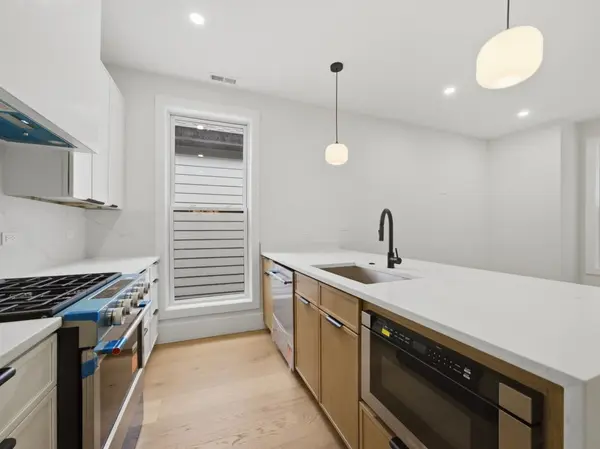 3644 W Cornelia AVE #2, Chicago, IL 60618