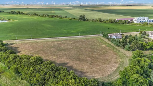 11 Moss DR, Farmer City, IL 61842
