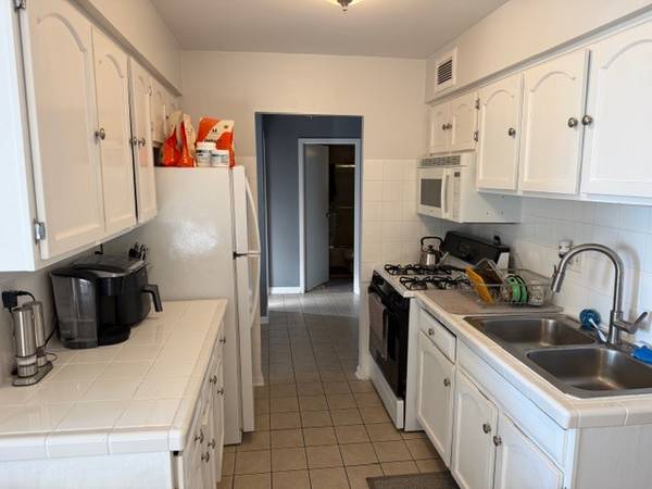 40 N Tower RD #11K, Oak Brook, IL 60523
