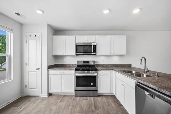 3824 Honeysuckle LN, Elgin, IL 60124