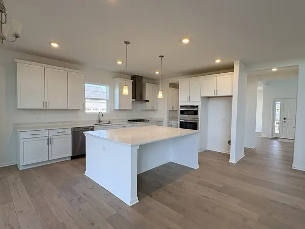 66 Hawthorn Ridge DR, Hawthorn Woods, IL 60047