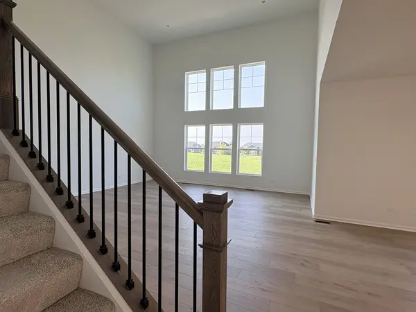 66 Hawthorn Ridge DR, Hawthorn Woods, IL 60047