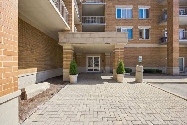 1 S Lincoln AVE #203, Lombard, IL 60148