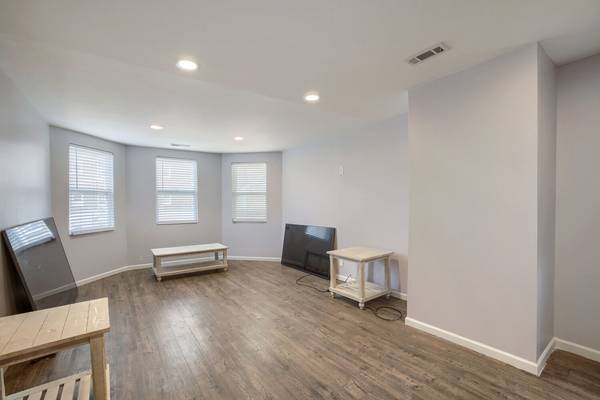 1957 E 72nd ST, Chicago, IL 60649