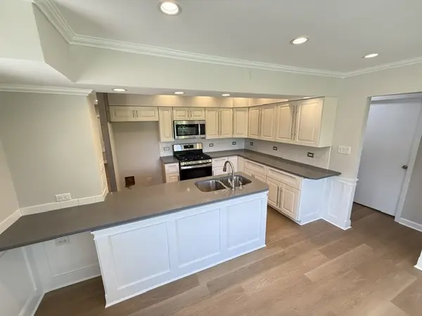 7141 Wolf RD, Indian Head Park, IL 60525