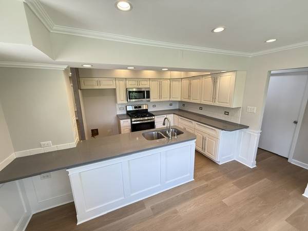 7141 Wolf RD, Indian Head Park, IL 60525