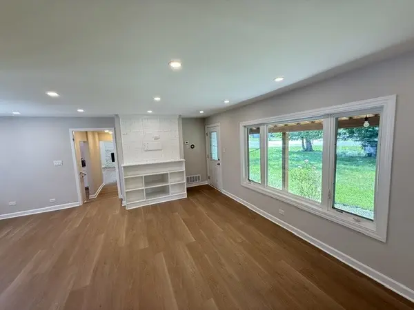 7141 Wolf RD, Indian Head Park, IL 60525