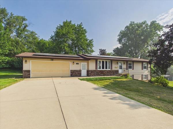 1114 W Lynwood CT, Freeport, IL 61032