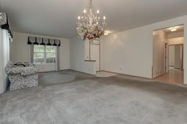 728 Holland LN, Romeoville, IL 60446