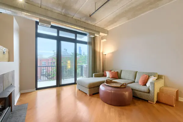811 W 15th PL #303, Chicago, IL 60608